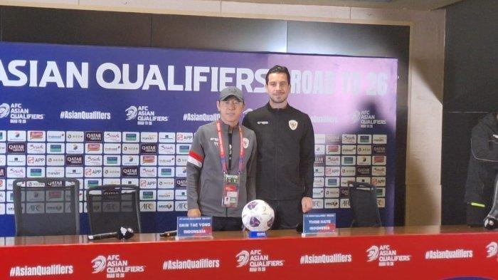 Shin Tae-yong dan Thom Haye foto bersama setelah  press conference kontra Arab Saudi di Media Center SUGBK, Senayan, Jakarta. Senin (18/11/2024).