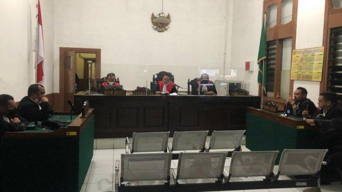Hakim Eman Sulaeman saat sidang pembacaan vonis terhadap mantan Ketua Kamar Dagang dan Indusrti (Kadin) Jawa Barat, Tatan Pria Sudjana, di Pengadilan Negeri (PN) Bandung, Rabu (11/5/2022). T