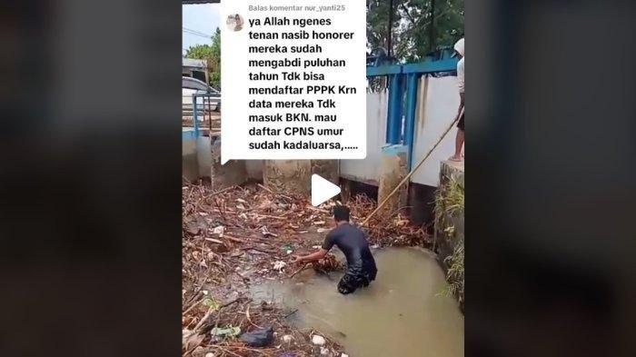 Sidiq sedang bekerja membersihkan pintu air. Sidiq adalah tenaga honorer sebagai petugas penjaga pintu air di Kementerian Pekerjaan Umum (PU) yang mengaku terkena dampak kebijakan pemerintah soal efisiensi anggaran kementerian.