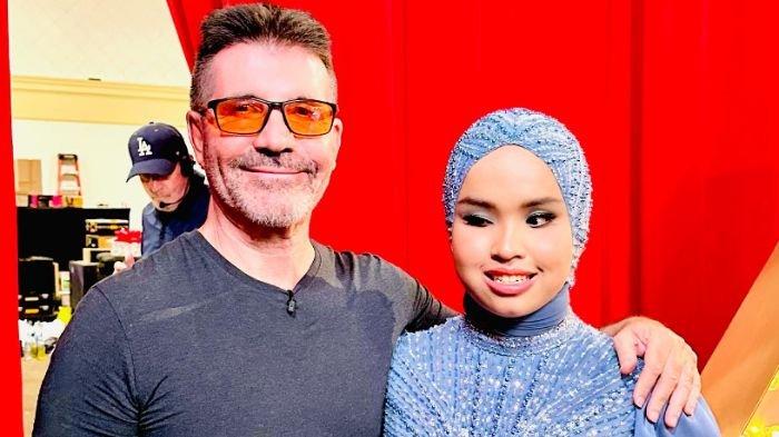 Simon Cowell bersama Putri Ariani di balik panggung final America's Got Talent (AGT) 2023, Rabu (27/9/2023).