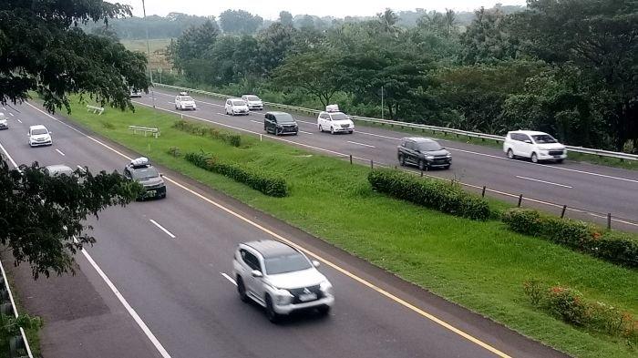 LALU LINTAS - Situasi arus lalu lintas di Tol Cipali wilayah Subang pada H-3 Lebaran, Jumat(28/5/2025) sekitar pukul 17.00 WIB. Hingga pukul 15.00 WIB, sudah 73 kendaraan melintas pada hari ini.