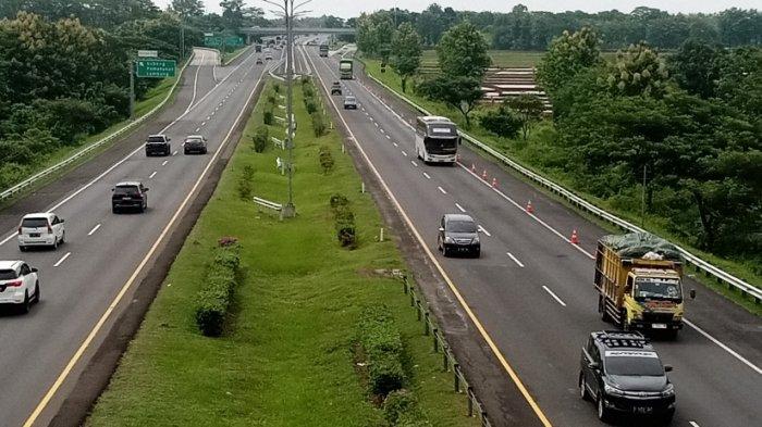 Situasi terkini Arus Lalulintas Kendaraan Pemudik di Tol Cipali, Minggu(30/3/2025) siang sekitar pukul 13.30 WIB.