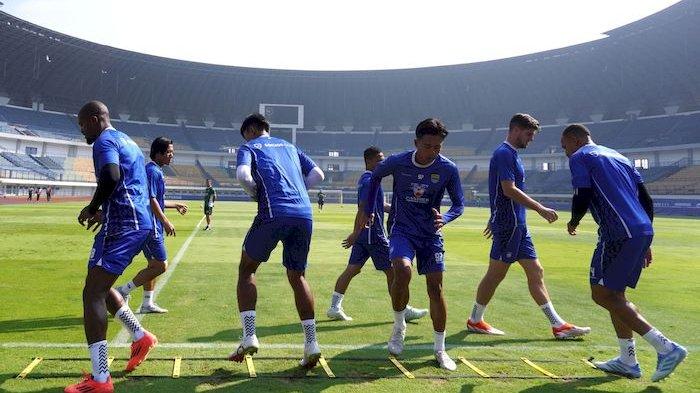 BERLATIH DI GBLA - Skuad Persib Bandung menjalani latihan atau official training di Stadion Gelora Bandung Lautan Api (GBLA), Kota Bandung, Jawa Barat, Jumat (25/4/2025). Latihan yang berlangsung lebih kurang satu jam tersebut dipimpin langsung pelatih Bojan Hodak. Latihan ini bagian dari persiapan Marc Klok dan kawan-kawan menghadapi laga kandang melawan PSS Sleman dalam lanjutan Liga 1 2024-2025, di Stadion GBLA, pada Sabtu, 26 April 2025, pukul 19.00 WIB. (TRIBUN JABAR/GANI KURNIAWAN)