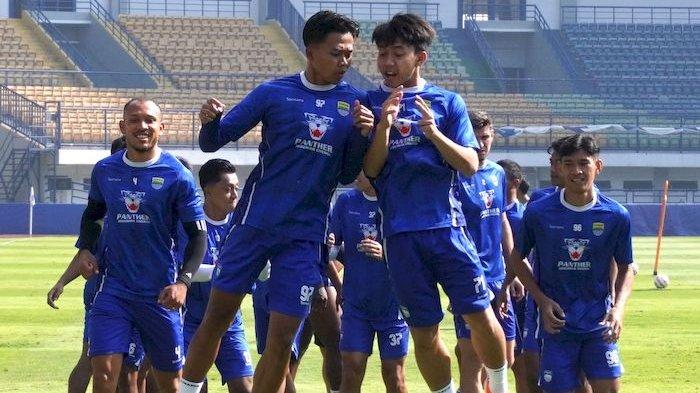 LATHAN RESMI - Skuad Persib Bandung menjalani latihan atau official training di Stadion Gelora Bandung Lautan Api (GBLA), Kota Bandung, Jawa Barat, Jumat (25/4/2025). Latihan yang berlangsung lebih kurang satu jam tersebut dipimpin langsung pelatih Bojan Hodak. Latihan ini bagian dari persiapan Marc Klok dan kawan-kawan menghadapi laga kandang melawan PSS Sleman dalam lanjutan Liga 1 2024-2025, di Stadion GBLA, pada Sabtu, 26 April 2025, pukul 19.00 WIB. (TRIBUN JABAR/GANI KURNIAWAN)
