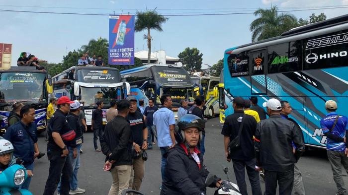 Sopir bus melakukan aksi blokade jalan usai demo di Gedung Sate, 21 Juli 2025.