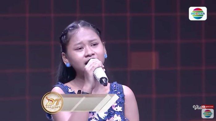 PESERTA D ACADEMY 7: April peserta asal Cirebon yang tampil di audisi D Academy 7. - Inilah sosok April peserta asal Cirebon yang tampil di D Academy 7 seorang Bintang Tiktok ternyata kisah hidupnya pilu.