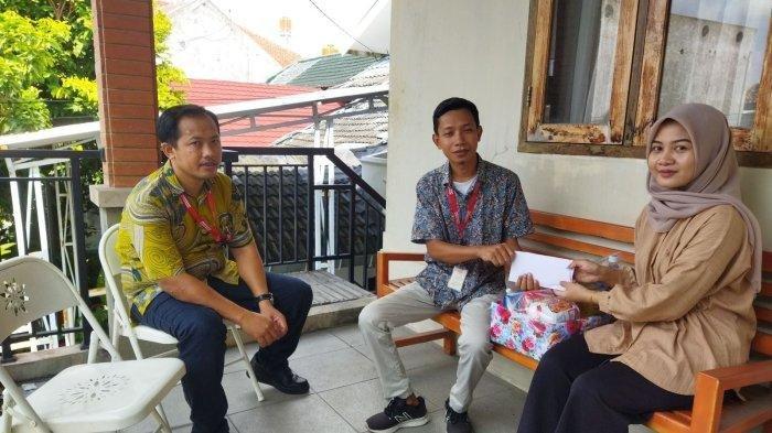 Perwakilan manajemen Alfamart memberikan hadiah kenaikan jabatan dan bantuan atas aksi heroik seorang karyawan mereka bernama Fani yang melawan pencuri saat sedang bekerja di Alfamart Jalan Tlogosari Raya, Kelurahan Muktiharjo Kidul, Kecamatan Pedurungan, Kota Semarang, Senin (15/4/2024).