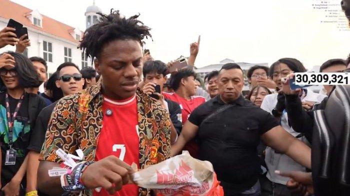 Youtuber IShowSpeed menerima nasi padang dari pengunjung saat berkunjung ke Indonesia dan melakukan live streaming di Kota Tua, Jakarta Barat