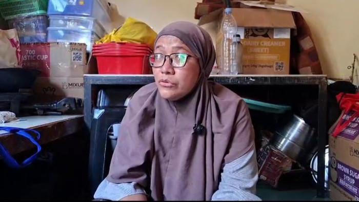 UANG SERAGAM -  Nur Febri Susanti (38), seorang ibu rumah tangga di Pamulang, harus menelan pil pahit setelah kedua anaknya gagal melanjutkan sekolah di SD Negeri Ciledug Barat, Kota Tangerang Selatan lantaran tak mampu membayar biaya seragam sekolah anaknya yang mencapai Rp1,1 juta per anak. - Terkuak sosoknya hidup sederhana dan akhir nasibnya