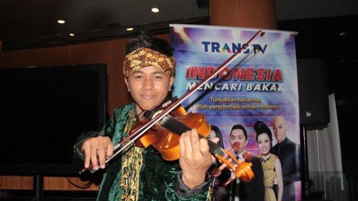 Sosok Rismawanda asal Bandung kembali menjadi sorotan setelah videonya bermain biola di lampu merah beredar viral di media sosial.