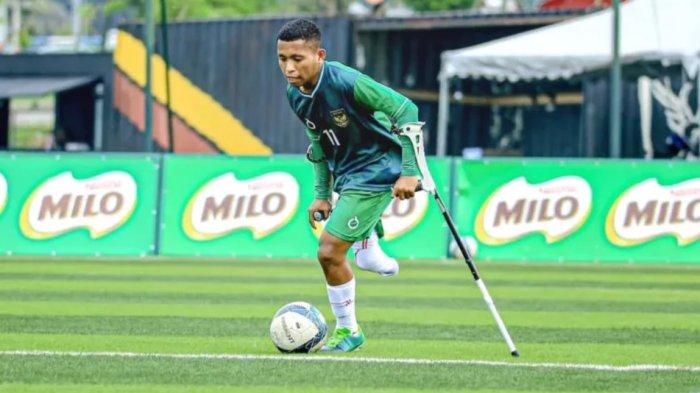 Sosok viral Sirilus Siko, kurir disabilitas JNE di Surabaya, Jawa Timur yang juga atlet Timnas Sepak Bola Indonesia Amputasi.