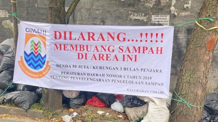 Spanduk peringatan bagi warga Cimahi yang membuang sampah sembarangan di Jalan Terusan Kota Cimahi, Minggu (4/5/2025). Pembuang sampah sembarangan bisa didenda Rp50 juta atau hukuman penjara tiga bulan.