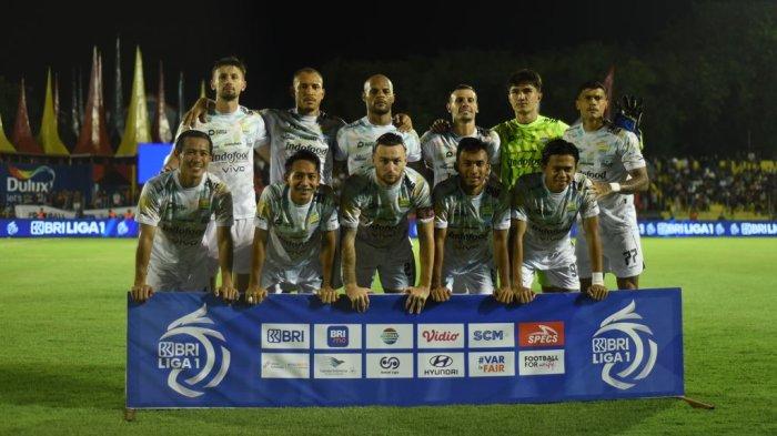 SIAP BERLAGA - Starter Persib saat menghadapi Semen Padang di Stadion Haji Agus Salim Padang, Senin, 10 Maret 2025.