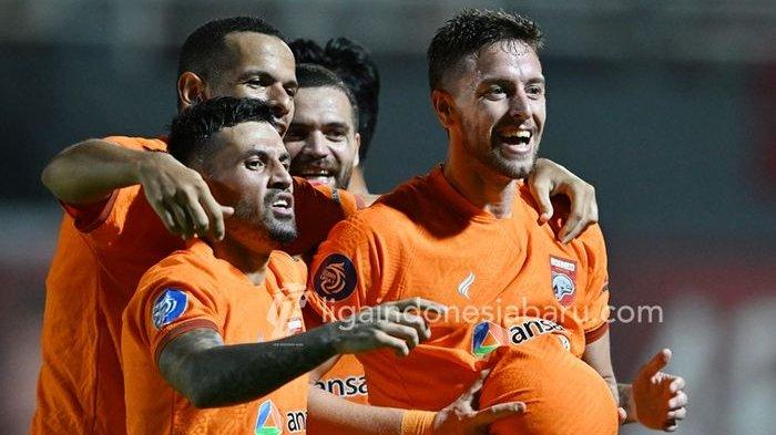 Stefano Lilipaly (kiri) wajib diwaspadai Persib Bandung saat melawan Borneo FC di pekan ke-16 Liga 1 2023-2024 di Stadion Segiri, Samarinda, Sabtu (21/10/2023).