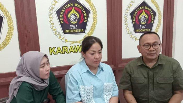 Stephanie Sugianto (tengah) saat memberikan keterangan pers di Sekretariat PWI Karawang, Senin (24/6/2024).