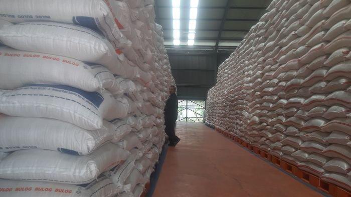 ilusttrasi- Stok beras di gudang Bulog yang terletak di Gedebage, Bandung, Selasa (7/11/2023).