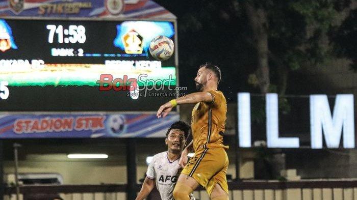 Striker Bhayangkara FC, Matias Mier (kanan), menyundul bola pada laga pekan ke-31 Liga 1 melawan Persik Kediri di Stadion PTIK, Blok M, Jakarta, Selasa (16/4/2024) malam.
