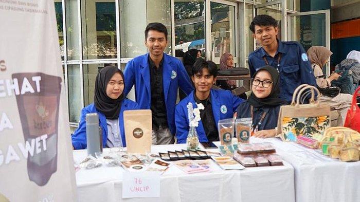 Salah satu booth produk makanan dan minuman milik mahasiswa Prodi Manajemen FEB Unisba yang dipamerkan pada kegiatan Student Creativity Tahun 2024, di Kampus Unisba, Kamis (11/1/2024).