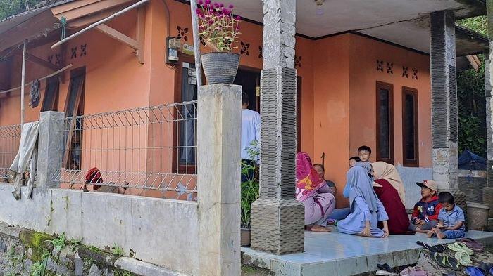 Suasan rumah keluarga MA di Desa Cipetir, Kecamatan Kadudampit, Kabupaten Sukabumi, Jawa Barat, Senin (18/3/2024).