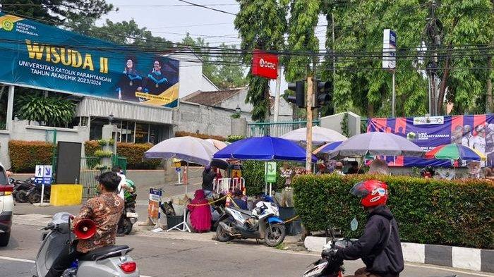 Suasana Jalan Ciumbuleuit di depan Universitas Katolik Parahyangan (Unpar) Bandung, Jumat (15/11/2024). Pihak kampus tetap menggelar wisuda meski ada teror bom.