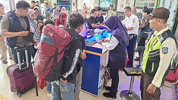 Suasana ramai Stasiun Kejaksan, Cirebon saat Natal, Senin (25/12/2023)