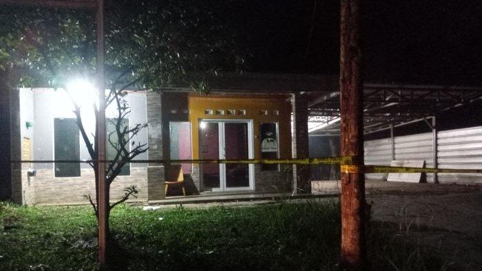 Suasana TKP kasus Subang pada Senin (20/11/2023) malam. Kini rumah TKP sudah terang saat malam.