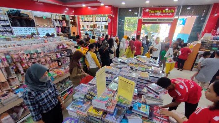 Suasana membeludaknya para pembeli saat berbelanja perlengkapan sekolah di Toko Buku Salemba di Indramayu, Minggu (16/7/2023).