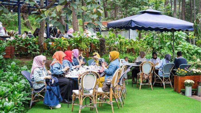 Suasana di Golden Pine Orchid Forest Cikole