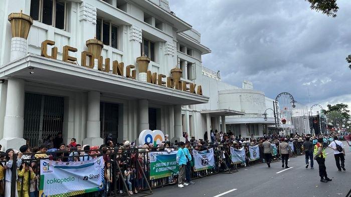 Suasana di Jalan Asia-Afrika Bandung, tepatnya di depan Gedung Merdeka, saat acara Festival Asia Afrika, Sabtu (6/7/2024).