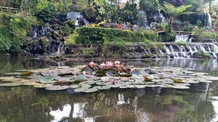Suasana di objek wisata Eco Park Curug Tilu, Rancabali, Kabupaten Bandung.