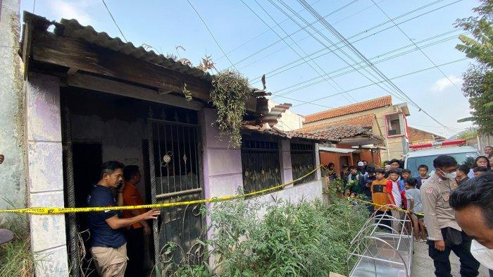 Suasana di rumah lokasi penemuan kerangka ibu dan anak di Perumahan Tani Mulya, RT 11/15, Desa Tani Mulya, Kecamatan Padalarang, Kabupaten Bandung, Senin (29/7/2024).