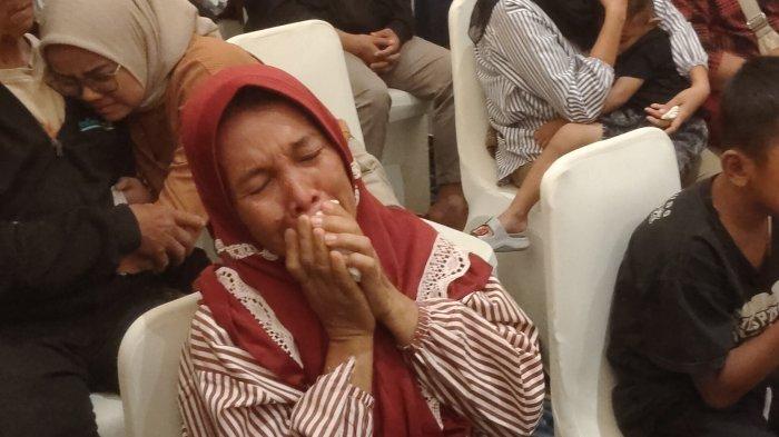 Suasana di salah satu hotel di Jalan Wahidin, Kota Cirebon, mendadak penuh isak tangis dan ekspresi kecewa, Senin (16/12/2024).
