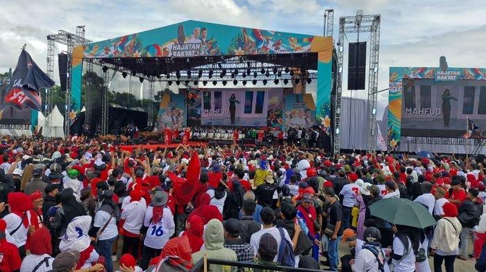 Suasana kampenye pasangan Ganjar Pranowo-Mahfud MD di Lapangan Tegallega, Bandung, Minggu (21/1/2024).