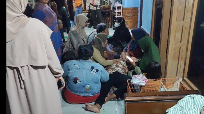 Suasana histeris menyelimuti keluarga korban yang meninggal dunia dalam kegiatan pramuka di Sungai Panarikan Kecamatan Tukdana, Indramayu, Sabtu (17/2/2024).