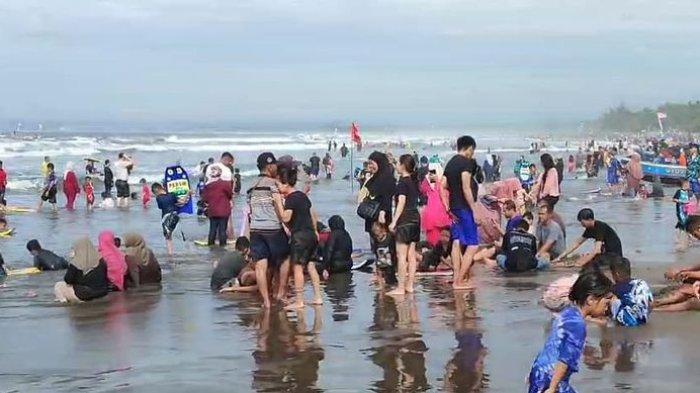 Suasana objek wisata Pantai Pangandaran, Jawa Barat, Kamis (26/12/2024) pagi.