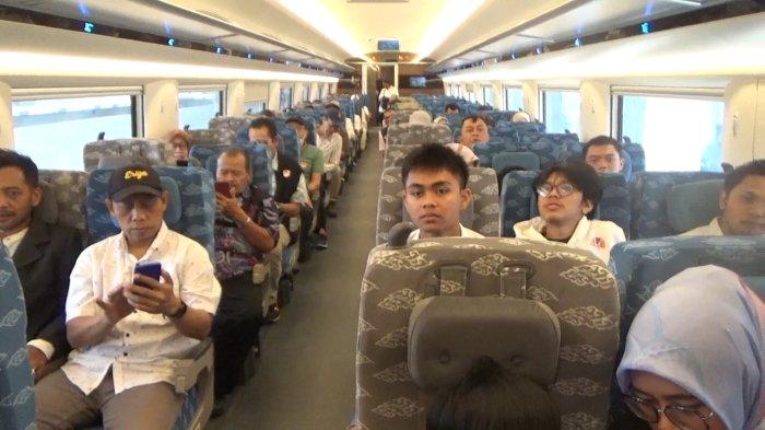 Suasana penumpang Kereta Api Cepat Jakarta-Bandung yang melaju dari Stasiun Tegalluar, Minggu (17/9/2023).