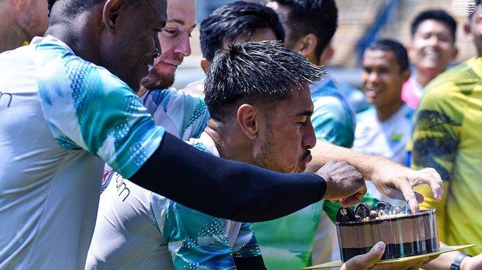 Suasana perayaan ulang tahun Daisuke Sato di tengah sesi latihan tim Persib di Stadion GBLA Kota Bandung, Selasa (20/9)