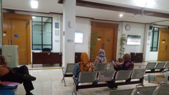 Suasana ruang tunggu ruang sidang Pengadilan Agama Ciamis Kamis (6/7/2023) sore.