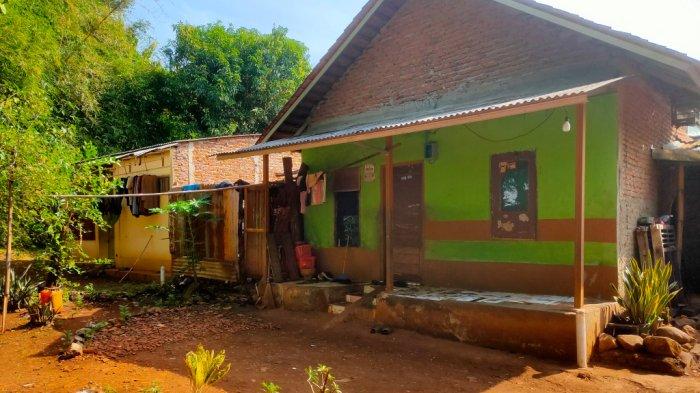 Suasana rumah Pegi Setiawan di Desa Kepongpongan, Kecamatan Talun, Kabupaten Cirebon, tampak sepi saat sidang praperadilan digelar di Pengadilan Negeri Bandung, Senin (1/7/2024).