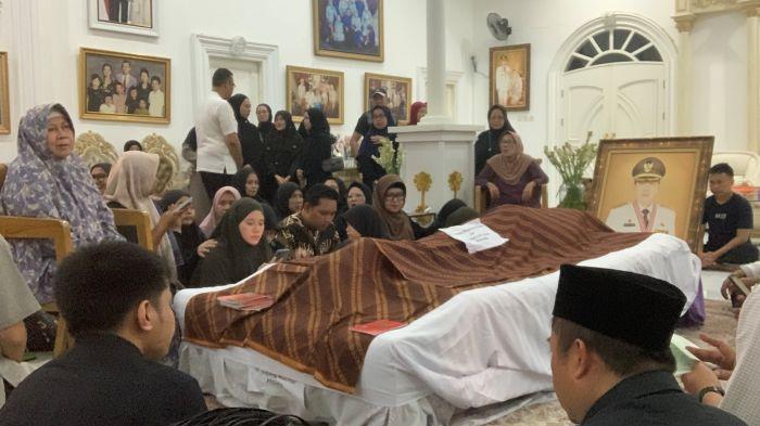 RUMAH DUKA - Suasana rumah duka almarhum Tjetjep Muchtar Soleh di Perumahan Belka Residence, Jalan KH Abdullah Bin Nuh, Kabupaten Cianjur, Kamis (25/7/2025). Tjetjep yang merupakan Bupati Cianjur pada periode 2006-2016 meninggal dunia pada Kamis sore.