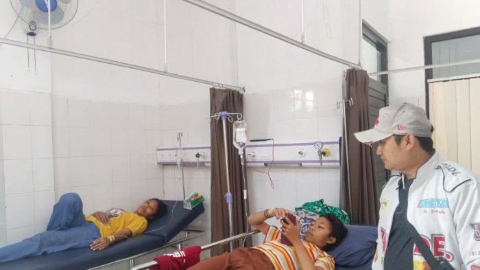 Suasana saat sejumlah warga korban keracunan jamur dirawat di Puskesmas Mangunjaya Kabupaten Pangandaran