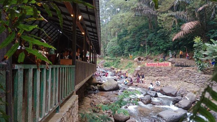 Suasana tempat wisata alam Kampung Karuhun, di Desa Citengah, Kecamatan Sumedang Selatan, Kabupaten Sumedang pada H+2 lebaran Idulfitri 1444 H/ 2023 M, Senin (24/4/2023) siang.