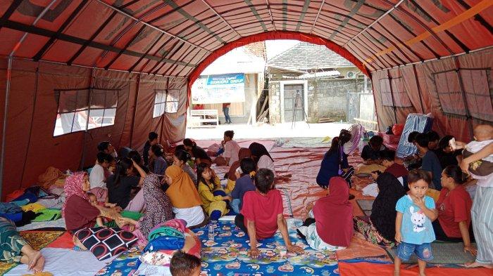 Suasana tenda pengungsian warga di Kampung Babakan Hurip, Kelurahan Kota Kaler, Kecamatan Sumedang Utara, Rabu (3/1/2024).