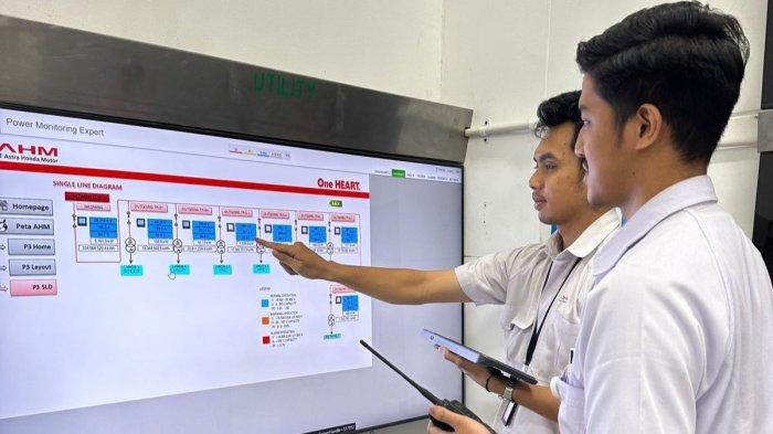 Tim enginering AHM sedang melakukan pemantauan konsumsi energi melalui dashboard monitoring energi yang dikembangkan oleh AHM.
