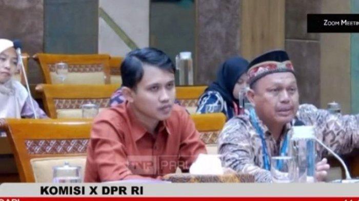 Guru honorer asal Tasikmalaya, Jawa Barat, Sudarmono saat rapat dengar pendapat dengan Komisi X DPR