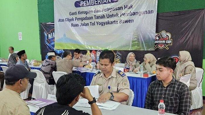 Pembayaran Uang Ganti Rugi (UGR) proyek Tol Jogja-Bawen di Balai Desa Candisari, Secang, Magelang, Selasa (22/7/2025). - Seorang warga Magelang bernama Sugianto (59) mendadak jadi miliarder setelah mendapat uang ganti rugi dari tanahnya yang dulu dibeli Rp 250 juta.