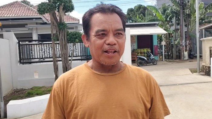 PEMATUNG - Supardi, pembuat patung Rajawali di Desa Cipaat, Kecamatan Bongas, Kabupaten Indramayu yang viral
