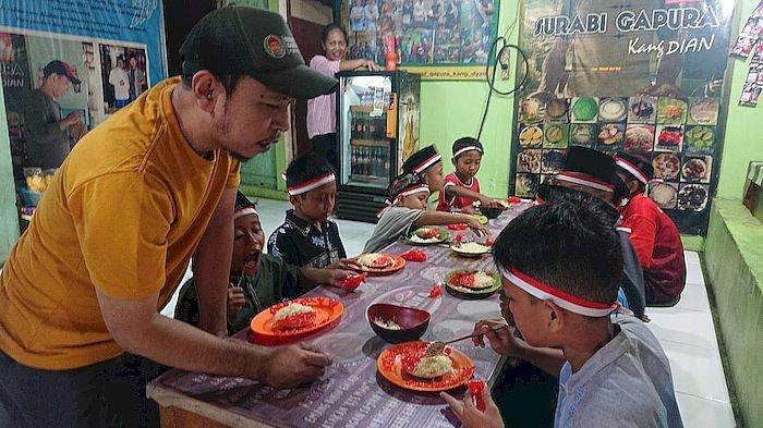 Kang Dyan pemilik Gapura Surabi saat mendampingi peserta lomba membuat surabi merah putih dalam rangka menyambut Hari Kemerdekaan RI, Selasa (15/8/2023).