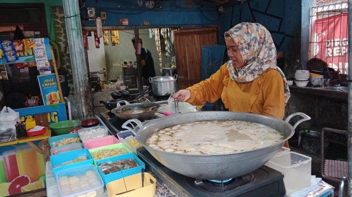 Susan Febriani (40), pedagang seblak di di Jalan Empang, Kelurahan Regol Wetan, Kecamatan Sumedang Selatan, Kabupaten Sumedang saat ditemui TribunJabar.id, Jumat (23/8/2024).