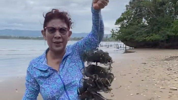 TUNJUKKAN SAMPAH - Susi Pudjiastuti saat menunjukkan sampah Pantai Barat Pangandaran Blok Ciborok, Sabtu (26/4/2025). Susi marah dengan banyaknya sampah yang mengotori pantai.